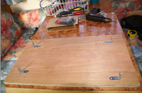 2 système de fixation du mico-onde.jpg