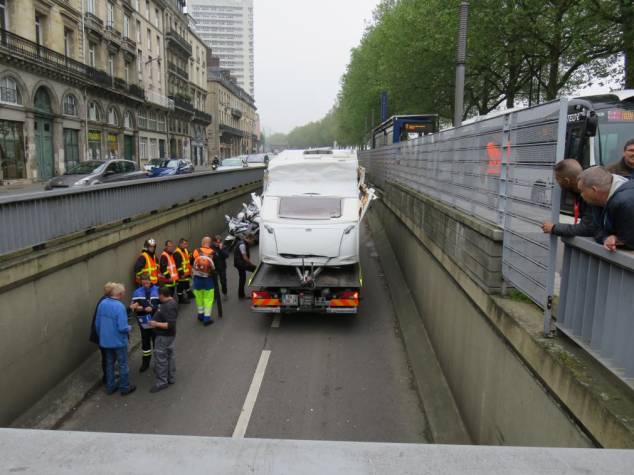 CARAVANE EN MAUVAISE POSTURE.jpg