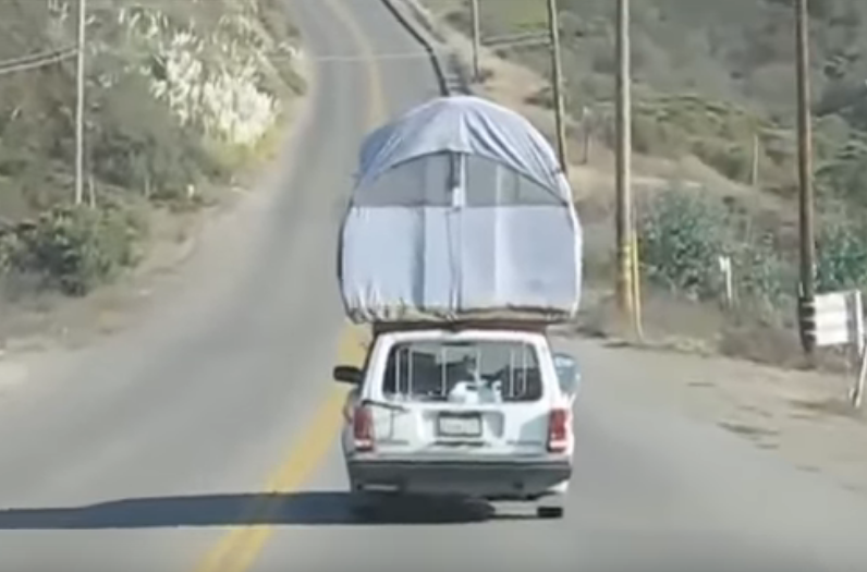 volvo qui roule avec tente de toit.png