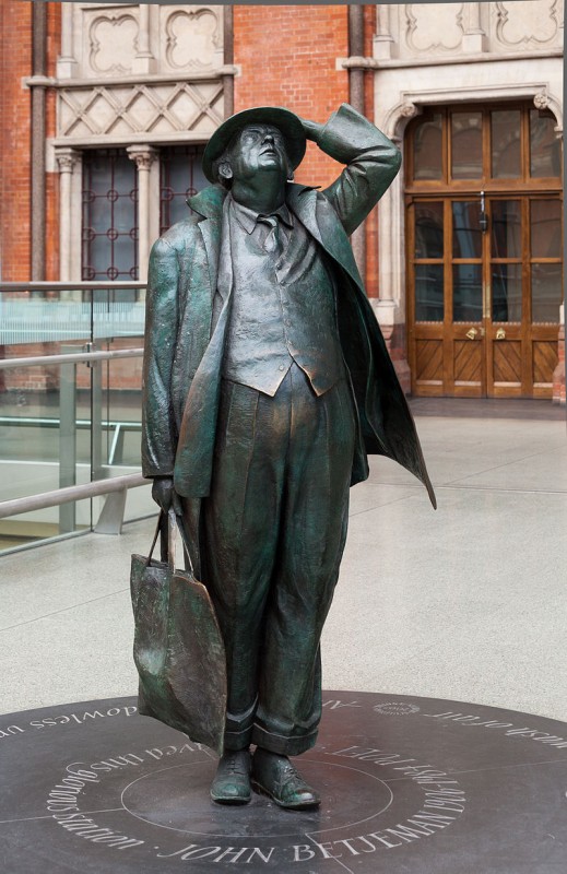 John BETJEMAN Gare de St Pancras.jpg