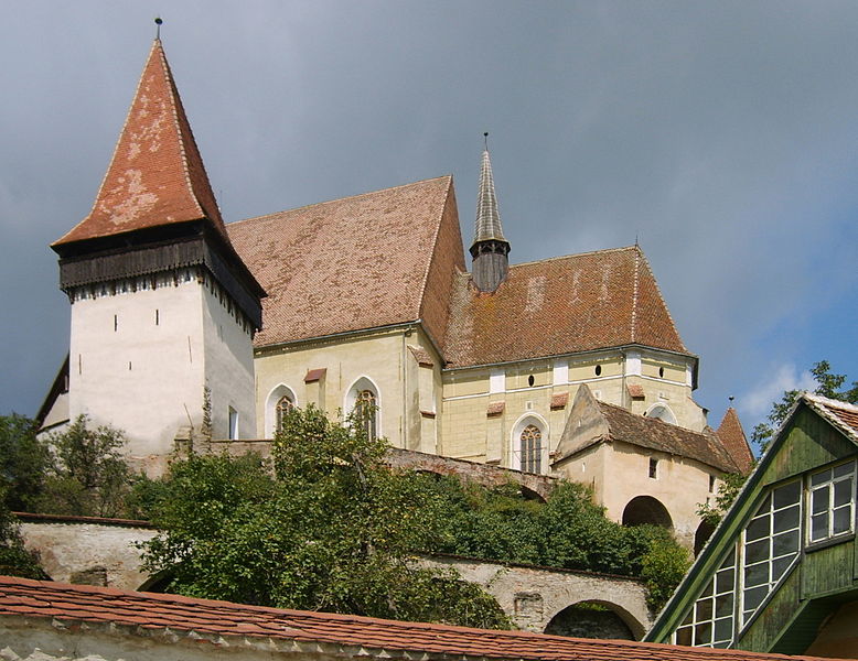 Biertan_church_with_protecting_walls.jpg