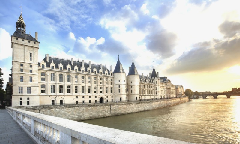 conciergerie-paris-quai-de-seine-lighter-png_header-48709.jpg