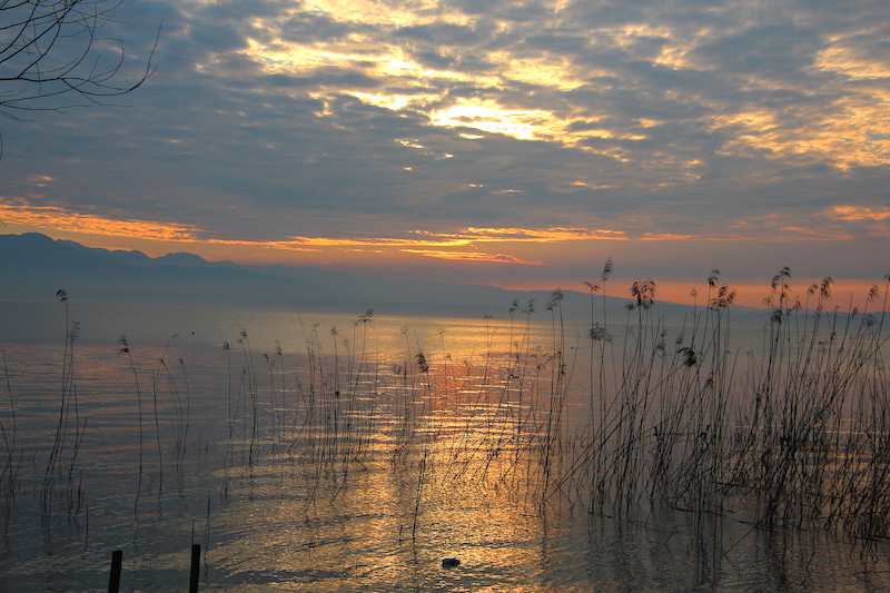 5 IMG_1496.JPG 6 H 22 le jour se lève sur le lac de Garde Camping Tiglio SIRMIONE.JPG