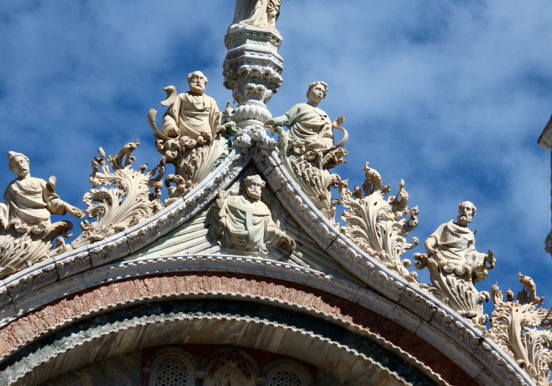 IMG_0126.jpg Statues sur la Basilique.jpg
