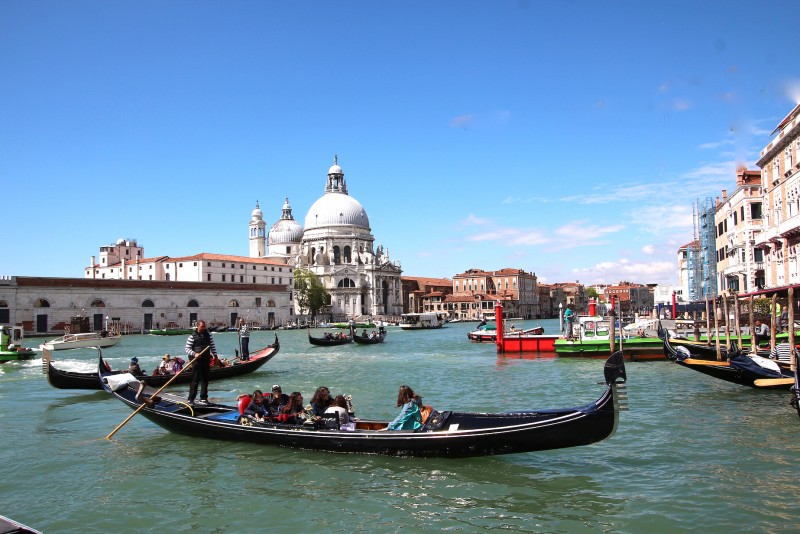 IMG_0047 (1).jpg GONDOLES dans le Grand Canal.jpg
