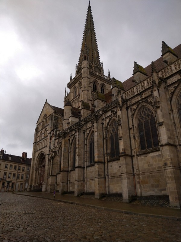 Entrée latérale Cathédrale d'Autun.jpg