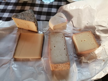 pas de vacances sans fromage local.jpg