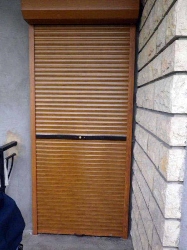volet-roulant-porte-entree-aspect-bois-solabaie.jpg