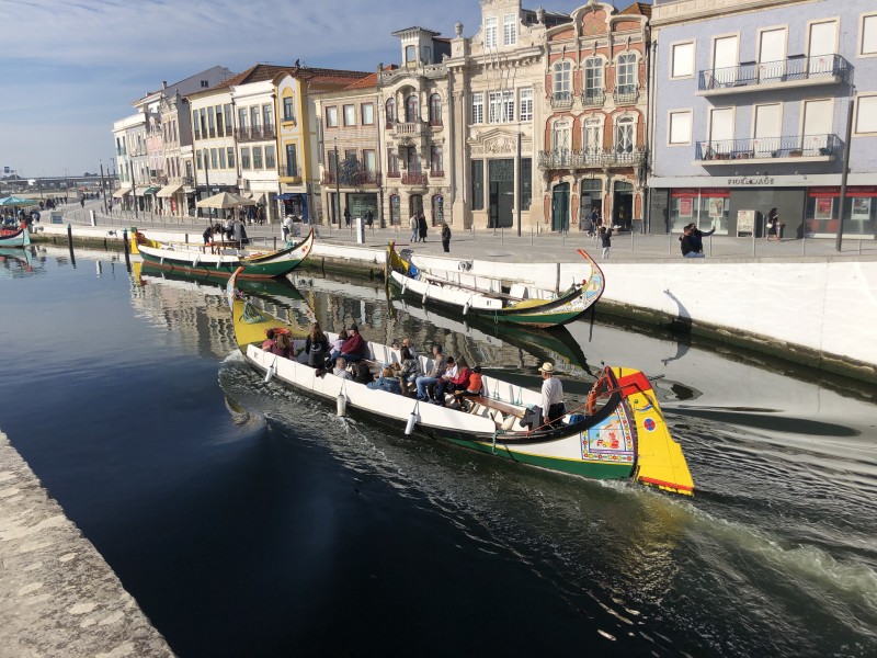 balade en Moliceiros sur le canal a Aveiro.JPG