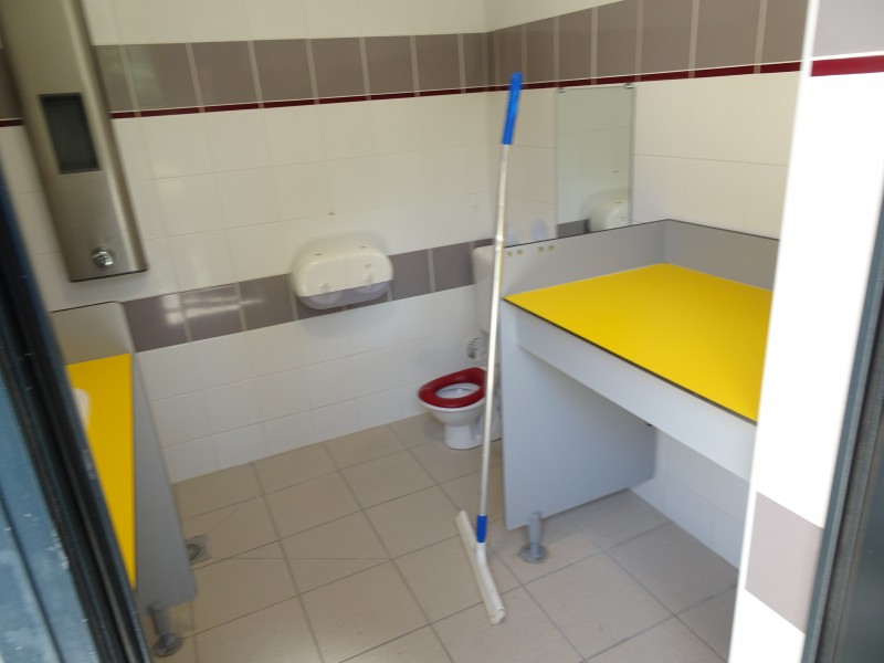06 DOUCHE WC ENFANTS.JPG