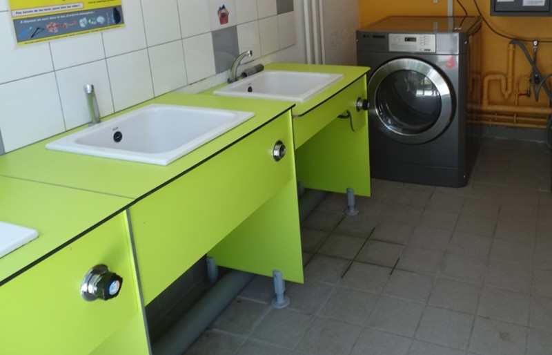 04 machine a lave et bacs a linge.JPG