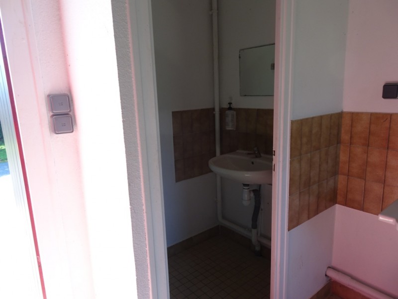 04 UN LAVABO FERMER CHEZ LES FEMMES.JPG